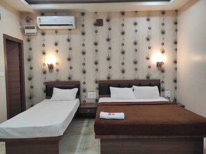 1 habitación, escritorio y espacio para trabajar con laptop 