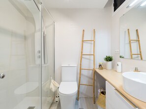 Shower, hair dryer, towels