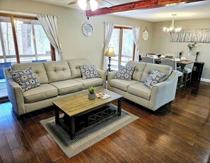 TV, fireplace