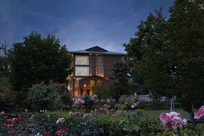 Front of property - WelcomHeritage Grand Srinagar (Srinagar)