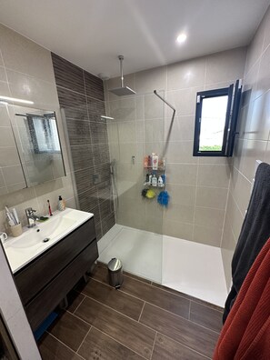 Shower, towels - Villa Avec Piscine Chauffée aux Portes de la Garrigue (Poulx)
