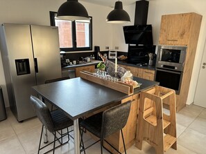 Kühlschrank, Mikrowelle, Ofen, Herdplatte