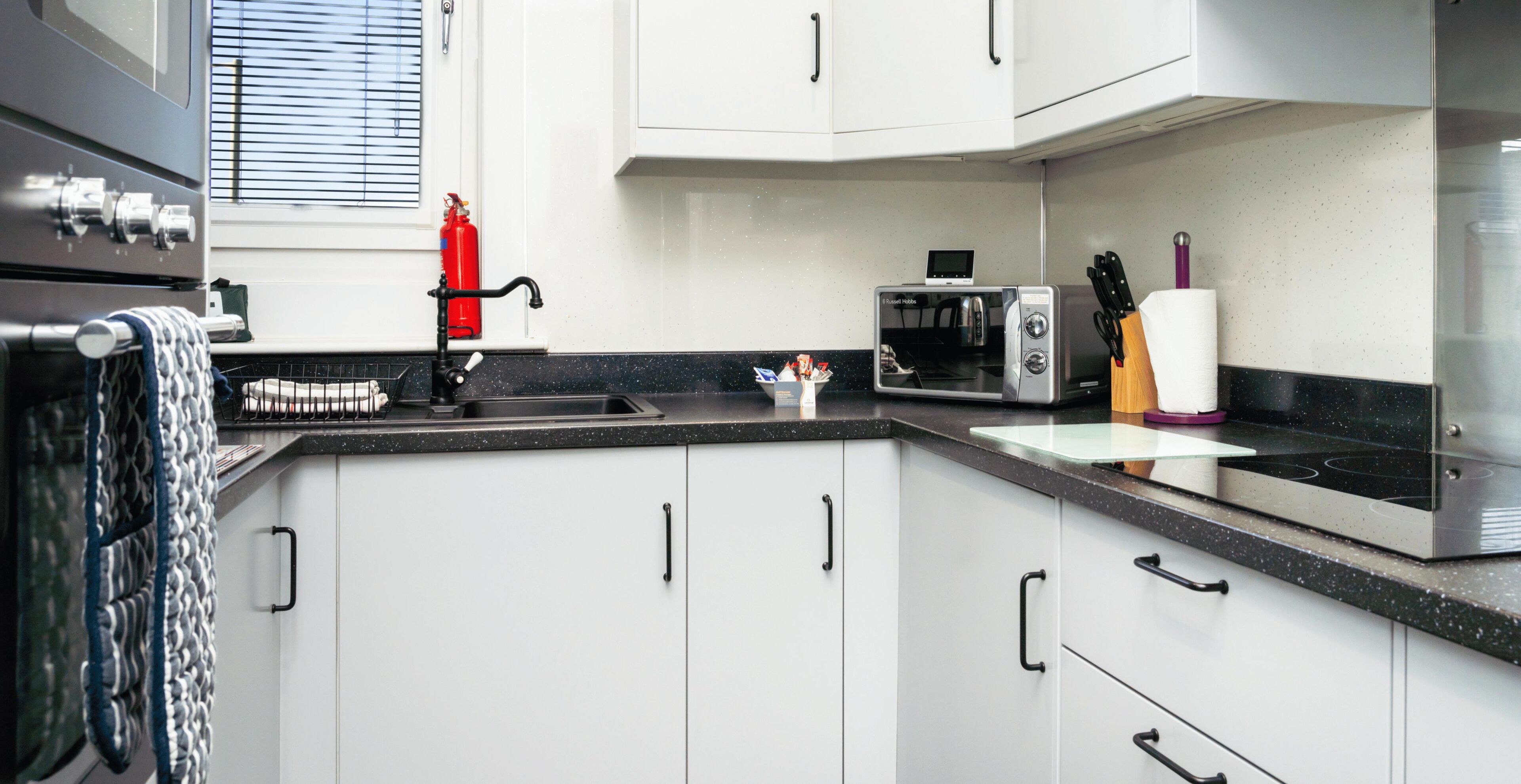 Réfrigérateur, four à micro-ondes, grille-pain, vaisselle et ustensiles