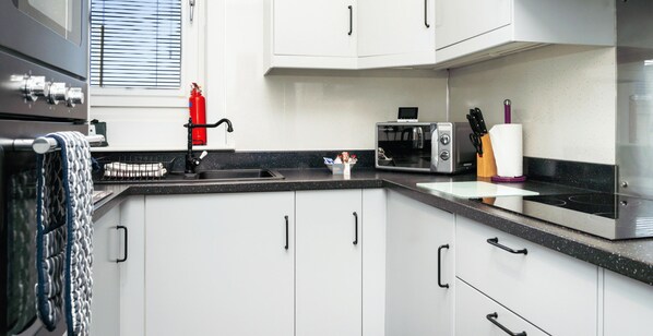 ثلاجة، ميكروويف، محمصة خبز، مستلزمات طهي/أطباق/أوعية