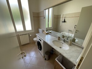 Suihku, hiustenkuivaaja, bidee, pyyhkeet