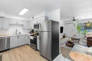 Microondas, horno, placa de cocina, lavavajillas