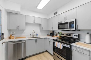 Microondas, horno, placa de cocina, lavavajillas