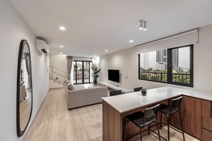 Appartement, 1 slaapkamer | Woonruimte | Een 55-inch smart-tv met digitale zenders, televisie en Netflix