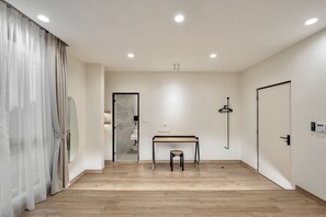 3 bedrooms, desk, laptop workspace, iron/ironing board