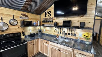 Køleskab, mikrobølgeovn, ovn, kogeplade