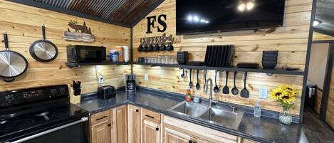 Réfrigérateur, micro-ondes, four, plaque de cuisson