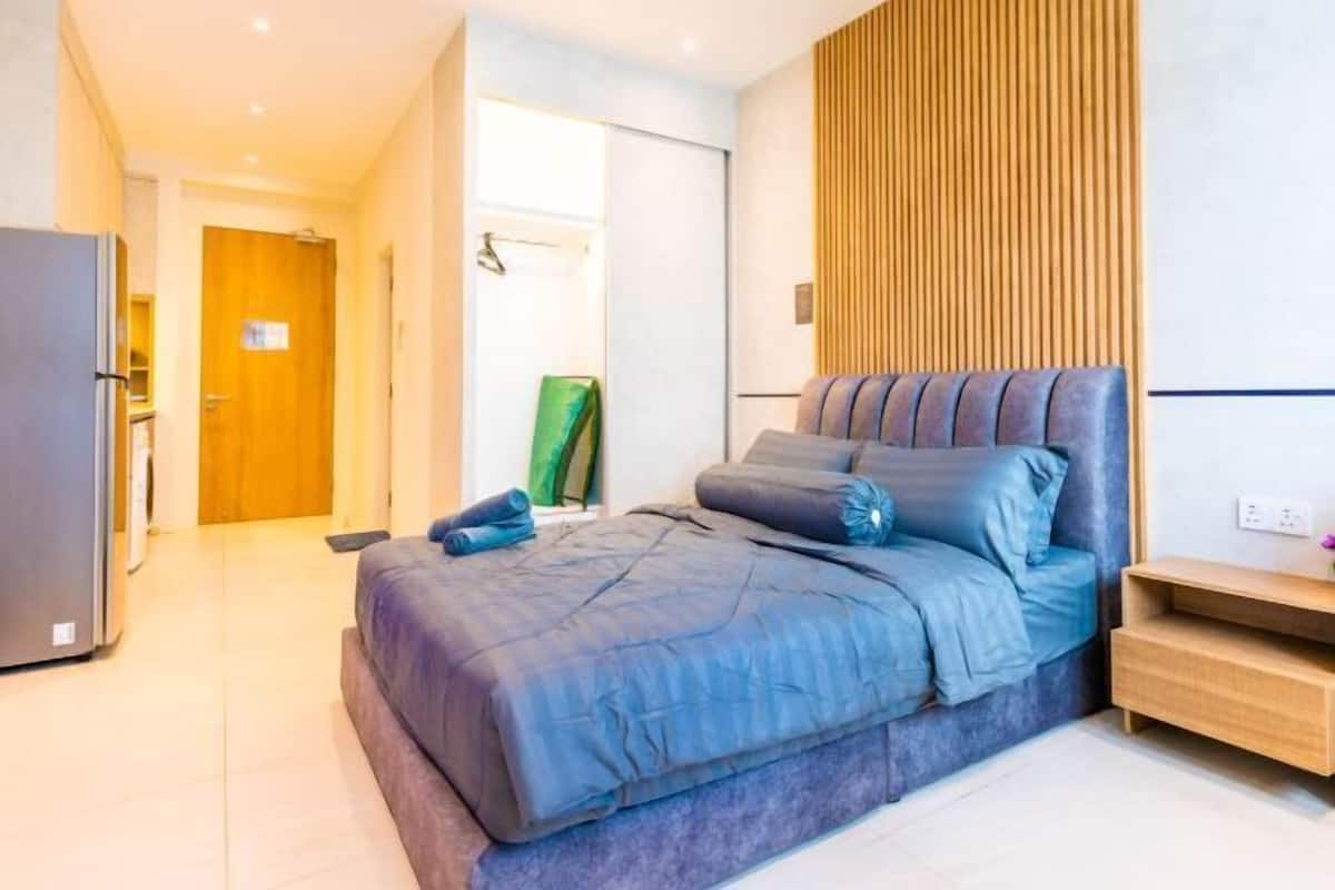 Premium bedding, in-room safe, desk, iron/ironing board