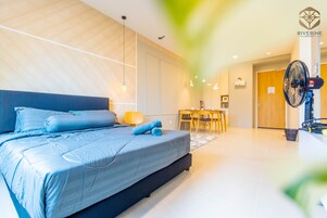 Ropa de cama de alta calidad y caja de seguridad en la habitación 