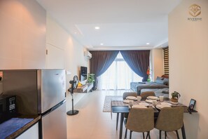 Estudio familiar, 2 camas Queen size, vista a la ciudad, en esquina | Ropa de cama de alta calidad y caja de seguridad en la habitación 