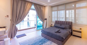 Studio Suite có tầm nhìn toàn cảnh | Khu phòng khách | Smart TV 53-inch có truyền hình kỹ thuật số, TV 