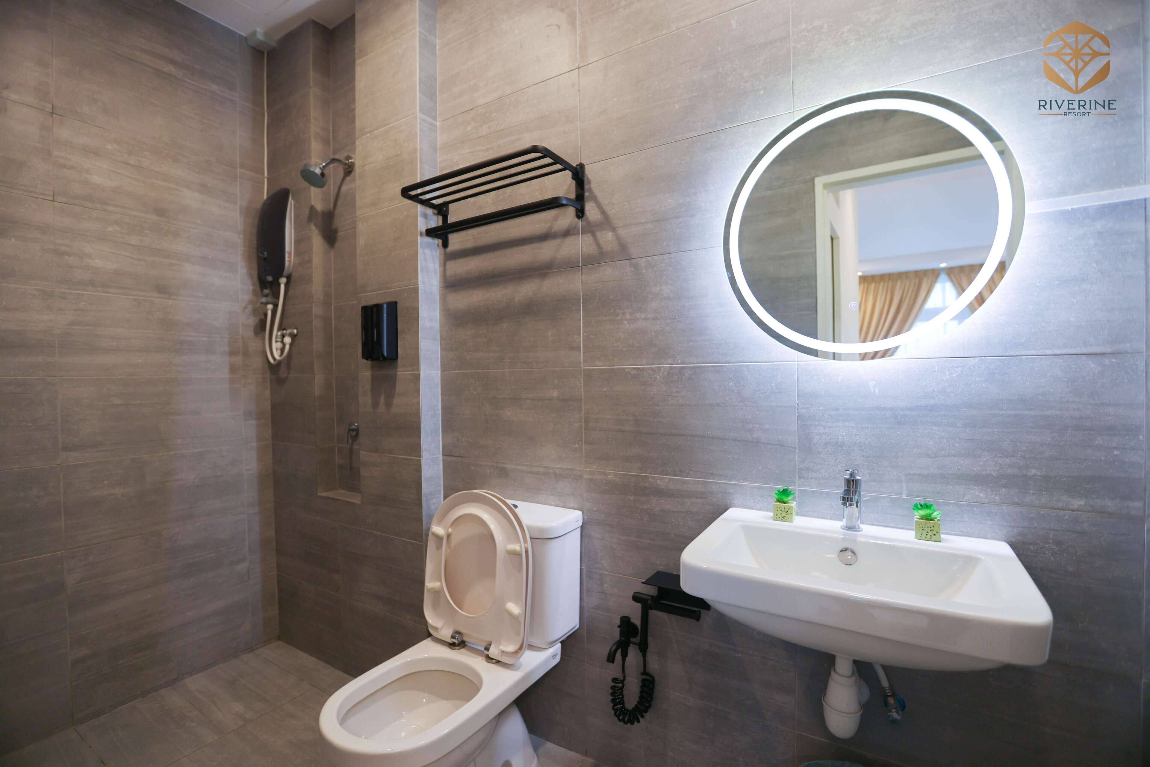 Un bagno moderno con servizi igienici, lavandino e doccia.