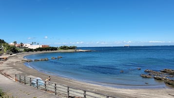 En la playa y playa de arena negra