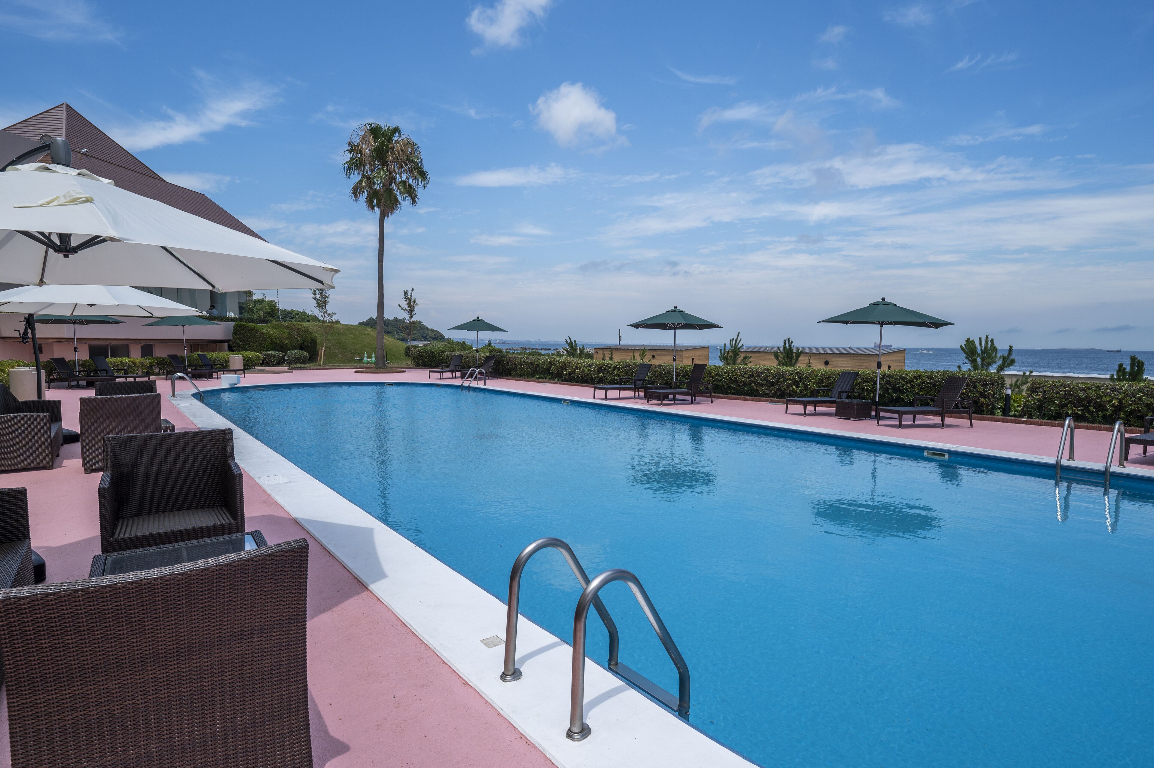 Hồ bơi ngoài trời phục vụ theo mùa, nhân viên cứu hộ trong khuôn viên 