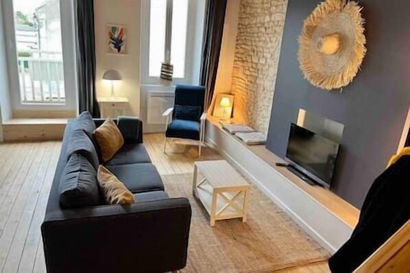 Télévision, cheminée, livres