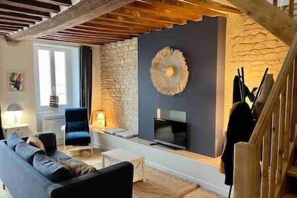 电视、壁炉、书