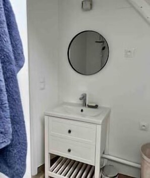 Shower, hair dryer, towels - - La Petite Baleine, Appt à 50m de la Plage - (Luc-sur-Mer)