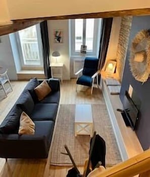 TV, fireplace, books - - La Petite Baleine, Appt à 50m de la Plage - (Luc-sur-Mer)