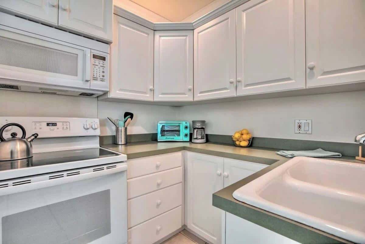 Mikrobølgeovn, ovn, kaffetrakter/tekoker og kjøkkenutstyr