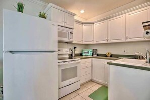 電子レンジ、オーブン、コーヒー / ティーメーカー、調理器具と食器