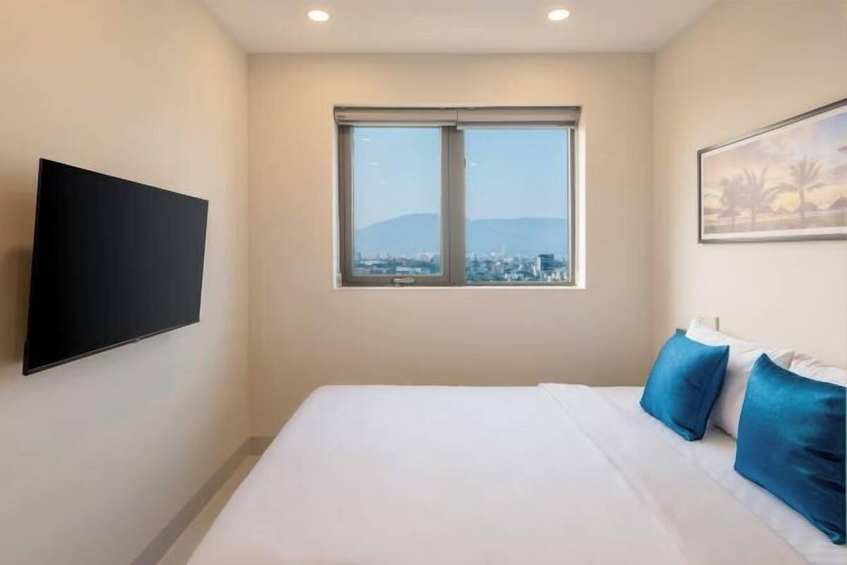 Pillowtop beds, minibar (some free items), desk, blackout drapes