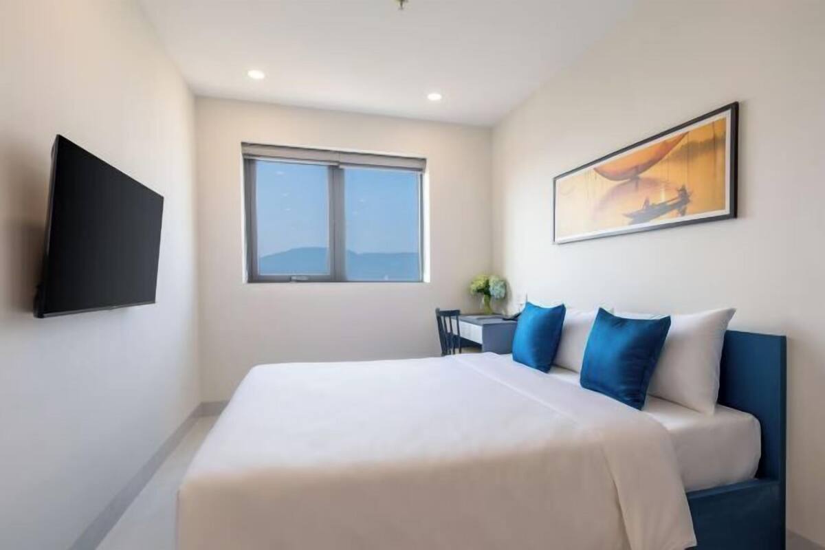 Pillowtop beds, minibar (some free items), desk, blackout drapes