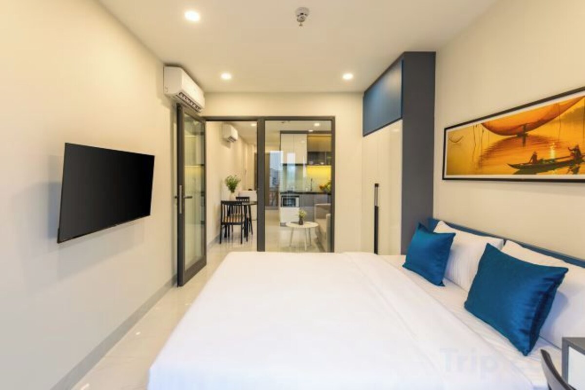 Pillowtop beds, minibar (some free items), desk, blackout drapes