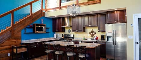 Kjøleskap, mikrobølgeovn, ovn og oppvaskmaskin