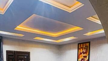 Habitación con 2 camas individuales | Área de sala de estar