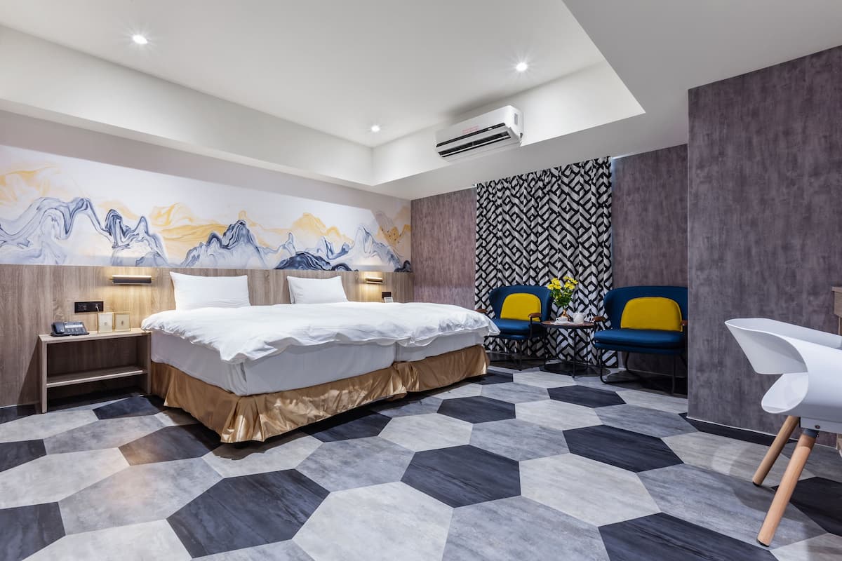Muebles diferentes, wifi gratis y ropa de cama