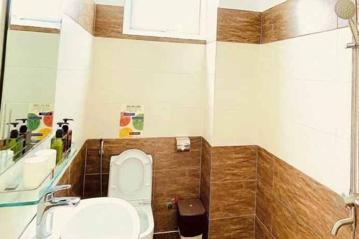 Badkamer | Een douche, een regendouche, designer toiletartikelen, een haardroger