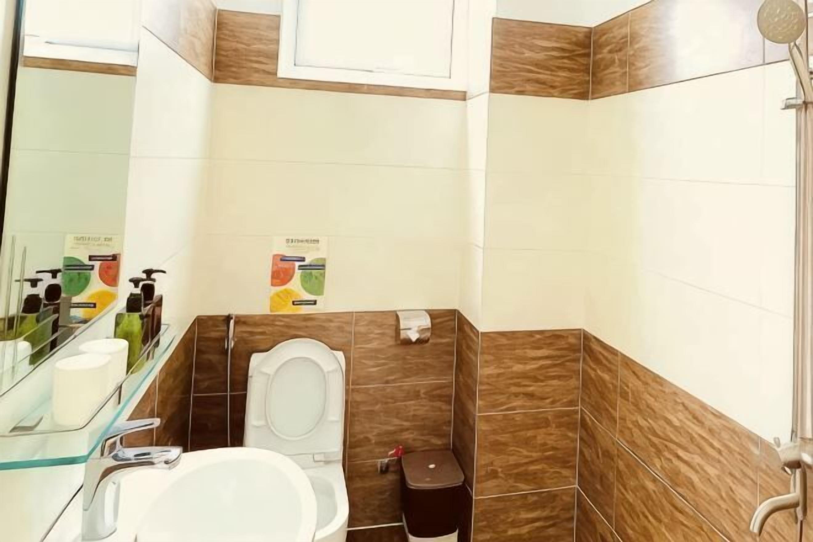 Baño | Regadera, regadera tipo lluvia, amenidades de baño de diseñador 