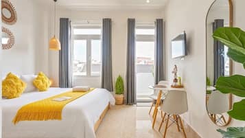 Een minibar, een bureau, gratis wifi, beddengoed