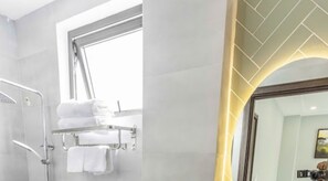 Familie studio | Badkamer | Een douche, een regendouche, designer toiletartikelen, een haardroger