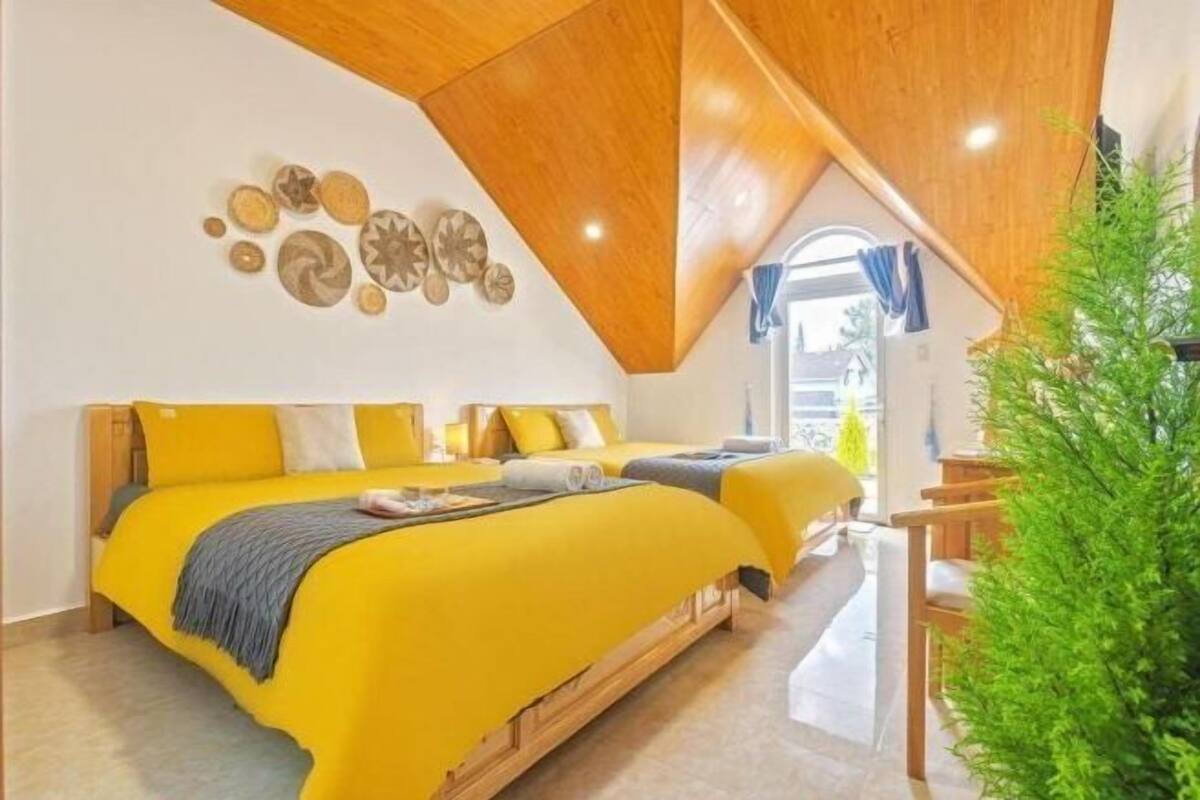 Minibar, desk, free WiFi, bed sheets