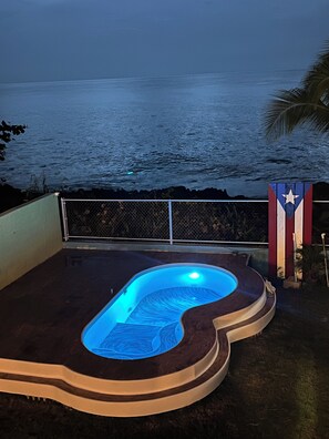 Property grounds - Ocean front home with 3 suites, salt water pool, gated and Wifi. (Arecibo)