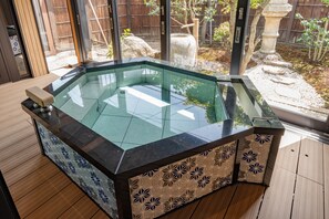 Villa (Tsubame) | Badkamer | Een aparte badkuip en douche, gratis toiletartikelen, een haardroger