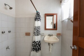 Habitación estándar (Four beds, with View) | Baño | Artículos de higiene personal gratuitos, toallas, jabón y champú