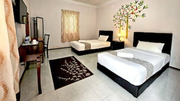 Chambre Standard avec lits jumeaux | Décoration personnalisée, bureau