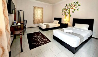 Standard Twin Room | Individually decorated, desk, laptop workspace, blackout drapes