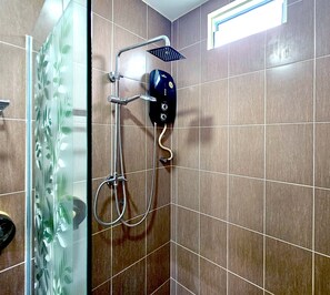 Dusche, Regendusche, kostenlose Toilettenartikel, Haartrockner