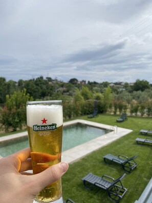 Una piscina al aire libre de temporada