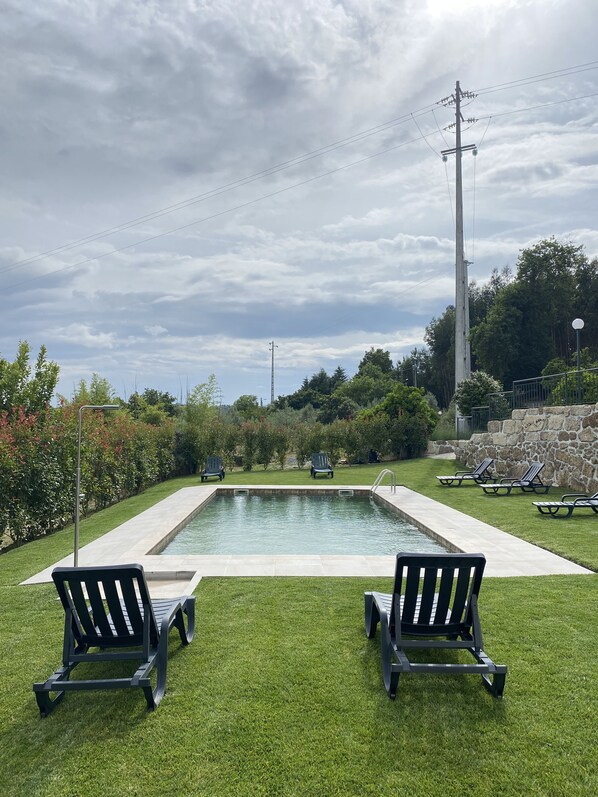 Kolam renang outdoor musiman