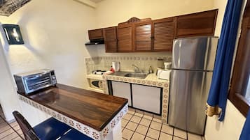 Full-sized fridge, microwave, stovetop, toaster