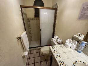 Bruser, gratis toiletartikler, hårtørrer, håndklæder