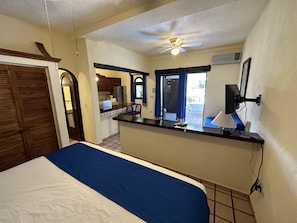 Camas con efecto memoria y caja de seguridad en la habitación